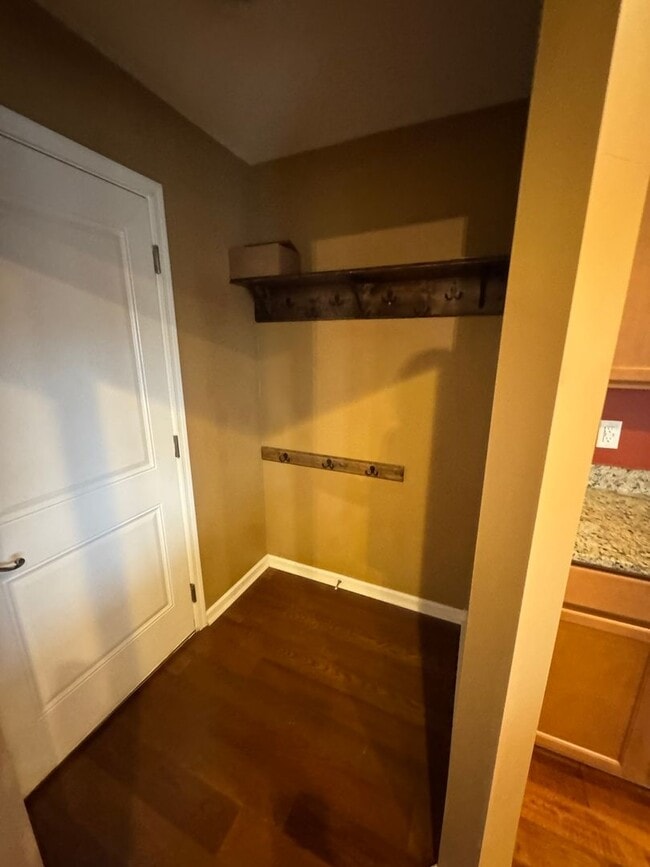 Building Photo - 4 bedroom 2.5 bathroom in Bellevue's Avondale Park neighborhood.  All bedrooms upstairs, open con...