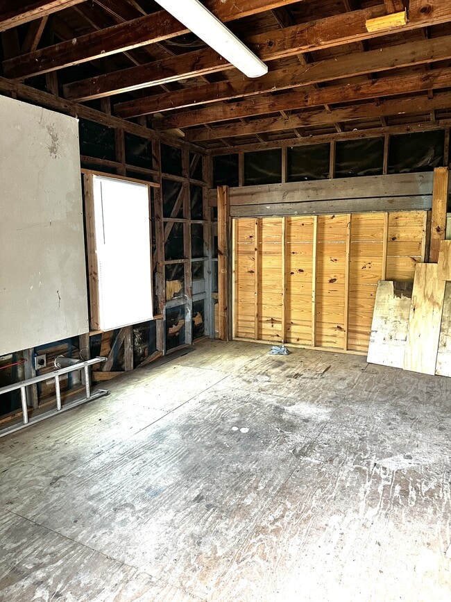 Building Photo - 1705 Whiting Dr