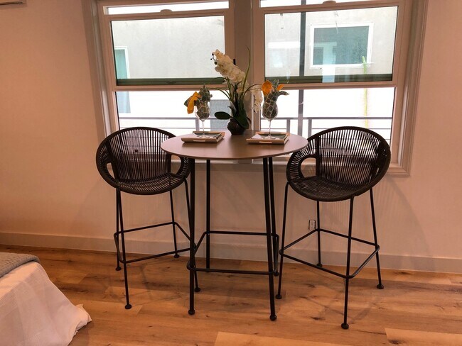 Building Photo - Beautiful Studio Apartment in Belmont Shor...