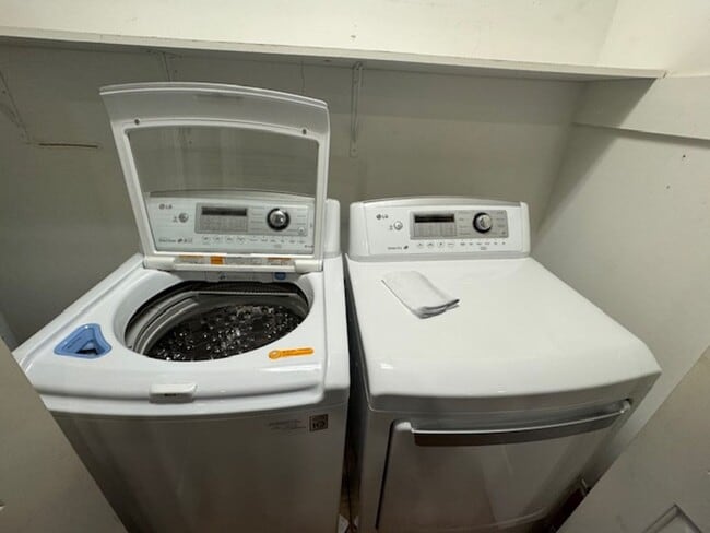 Building Photo - Charming 1925 Craftsman Bungalow in Downtown Raleigh