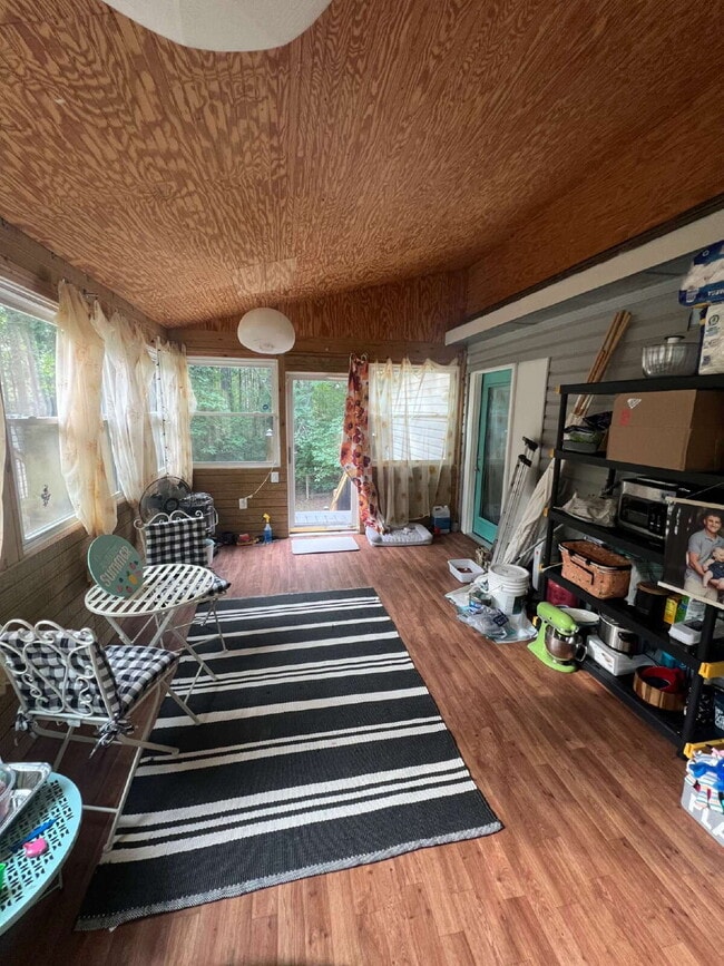 Building Photo - Spacious Multi-Generational Home on 3 Acre...
