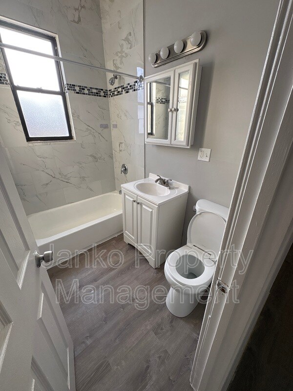 Building Photo - 7314 S Kenwood Ave