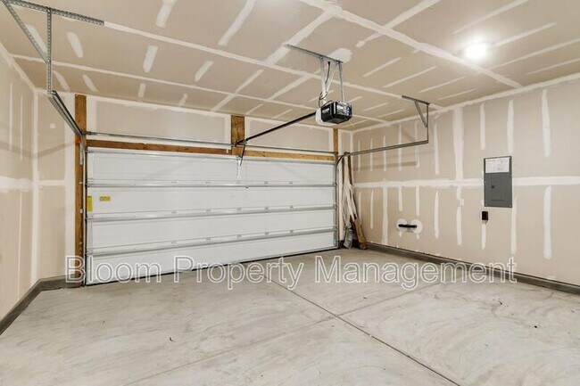 Building Photo - 205 Maple Hl Dr