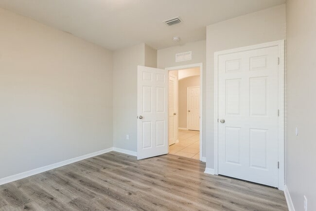 Building Photo - 4406 SW 15th Ave