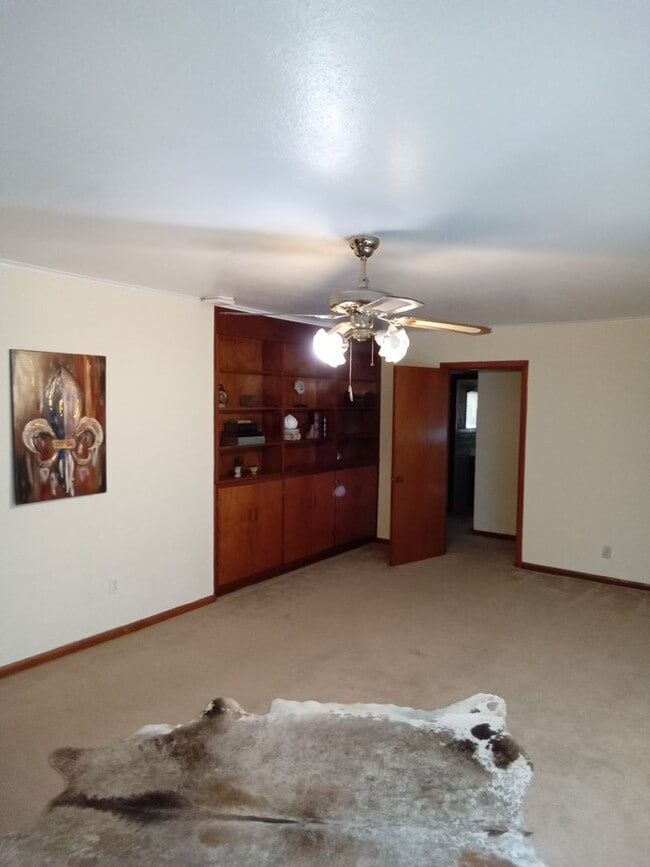 Building Photo - Old Greenacres!!