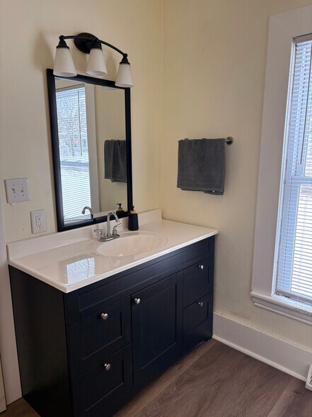 Building Photo - 846 Lafayette Ave NE