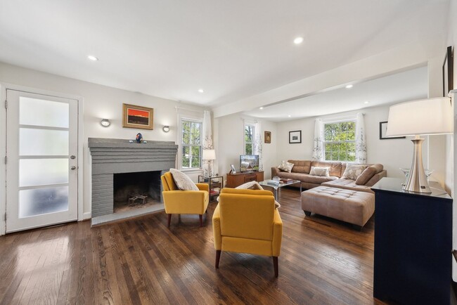 Building Photo - Spacious & Renovated Rental Home on Oversi...