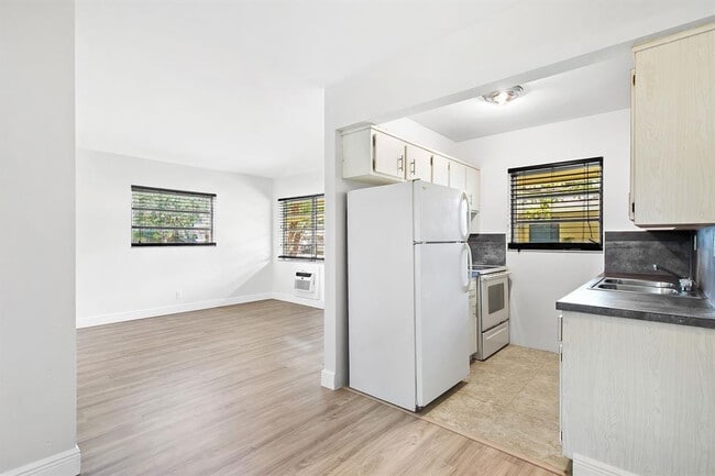 Building Photo - 408 SE 9th St