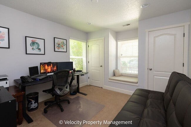 Building Photo - Beautifully Maintained Single Level Home with AC!