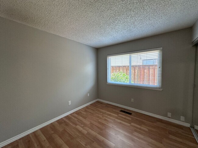 Building Photo - THIS is YOUR home, stunning 4/2 w/ AC, near Foothills