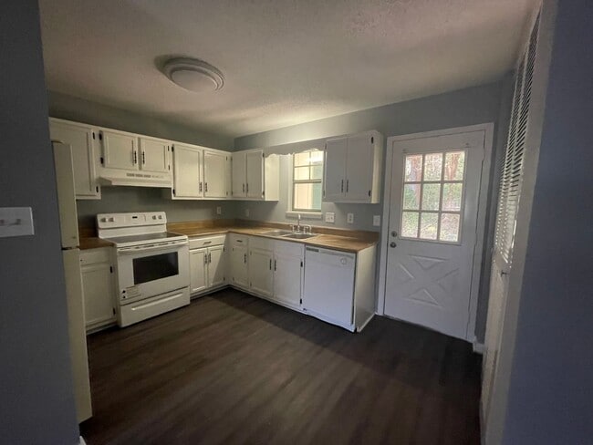 Building Photo - Spacious 2-Story End-Unit Townhome in Prim...