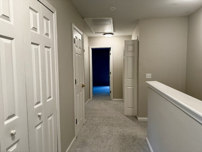 Building Photo - Spacious Townhome with a Private Courtyard in Westbury Park!