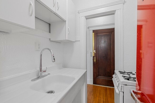 Building Photo - 170 Maple St