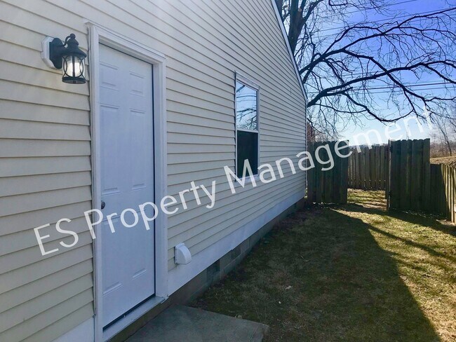 Building Photo - COMING SOON!! 3 BEDROOM 2 BATHROOM RANCH S...