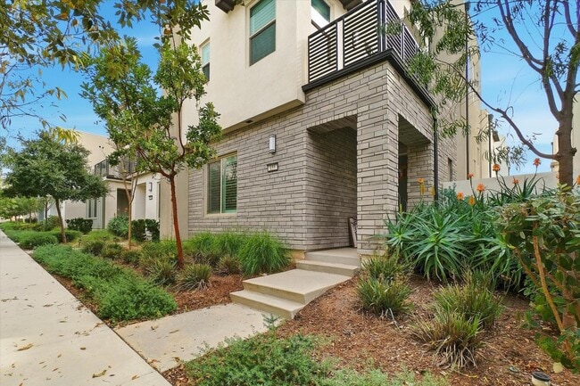 Building Photo - 155 Spectacle