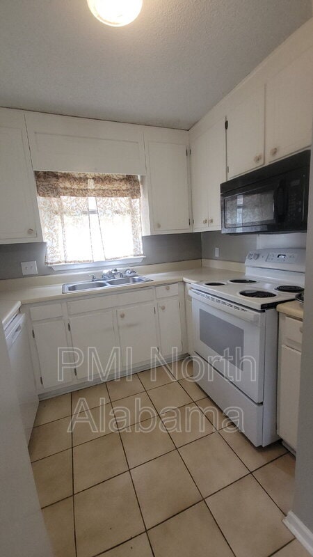 Building Photo - 1502 Barrington Rd NW