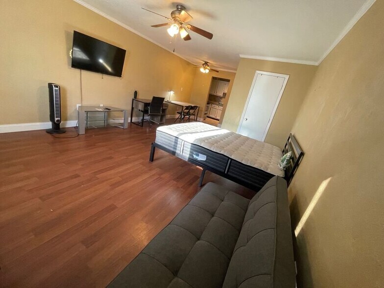 Building Photo - 405 Dunwoody St