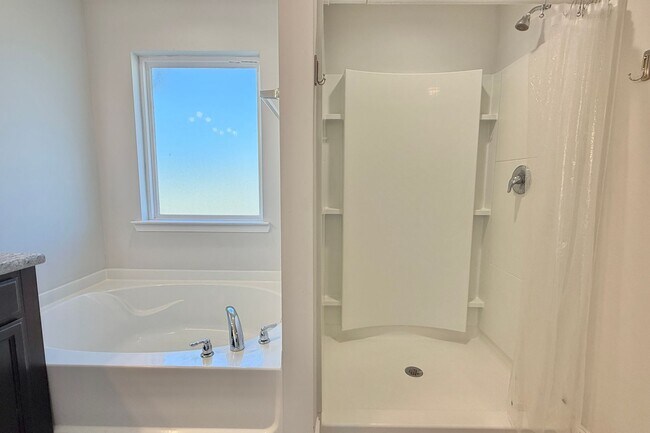 Building Photo - AVAILABLE NOW! (Pet Friendly)