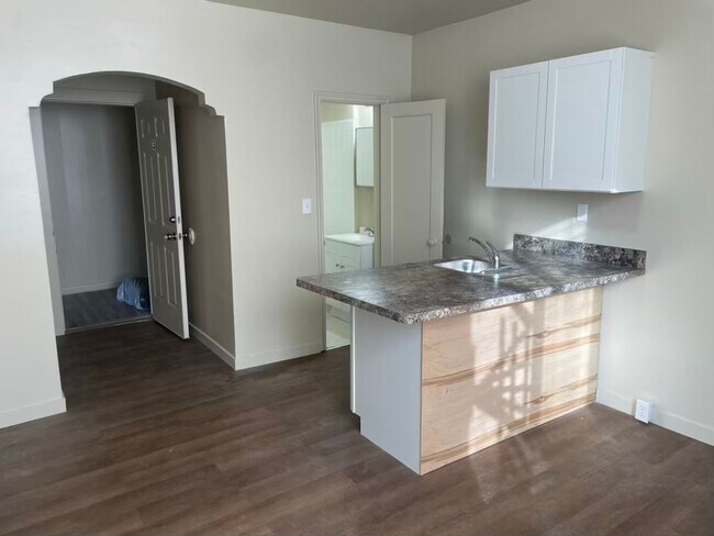 Building Photo - Studio apartment now available!