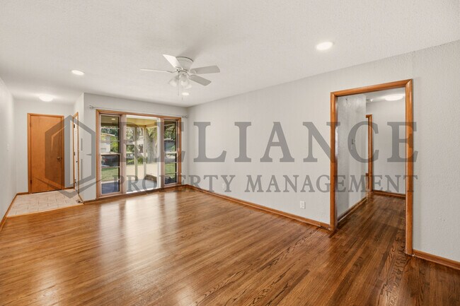 Building Photo - 841 N Country Acres Ave