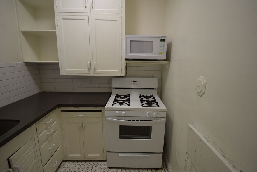 Building Photo - 2062 Argyle Ave