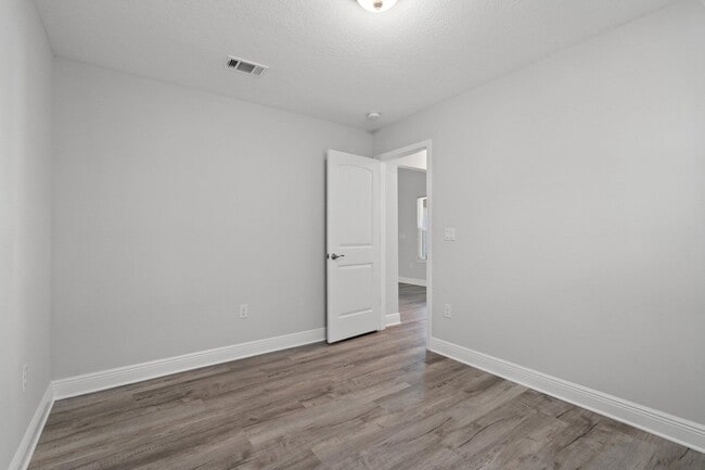 Building Photo - 571 Riverwalk Cir