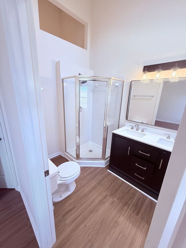 Building Photo - Luxury End Unit Townhome