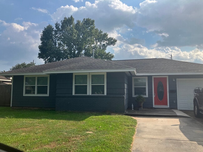 Building Photo - 5011 Lawndale Ave