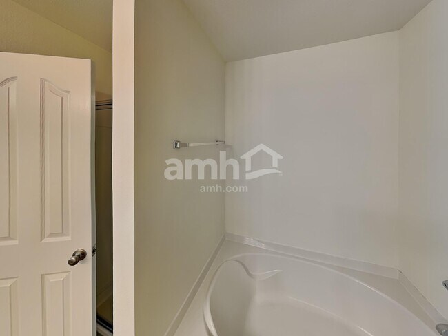 Building Photo - 10717 Pointer Ridge Dr