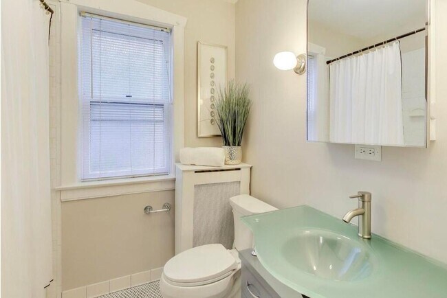 Building Photo - 1628 W Columbia Ave