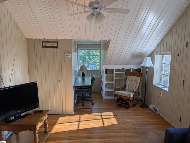 Building Photo - 260 E Greer St