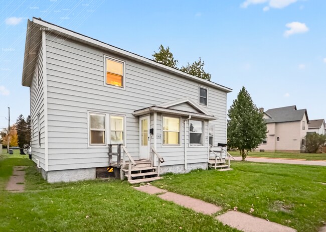 Building Photo - Remodeled 2 Bedroom - AVAILABLE NOVEMBER!