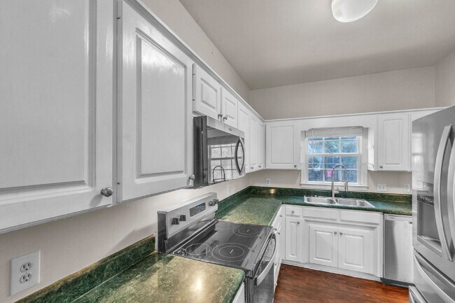 Building Photo - Beautifully Renovated Townhome (2BR/2.5BA)...