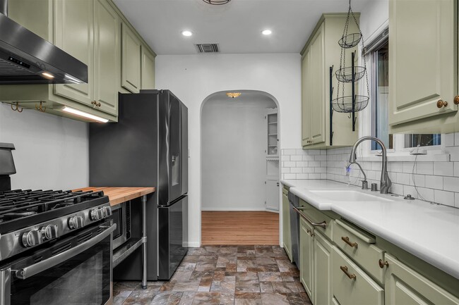 beautiful white quartz with classic subway tile - 1029 N California St