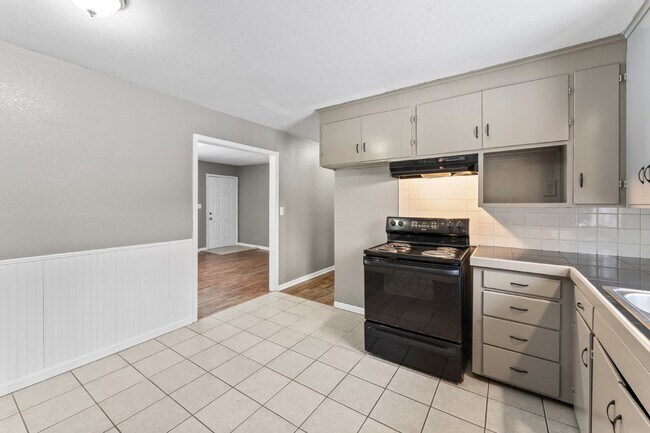 Building Photo - 2 Bedroom Home with Spacious Fenced In Yard!  1st Month's Rent is Free!*