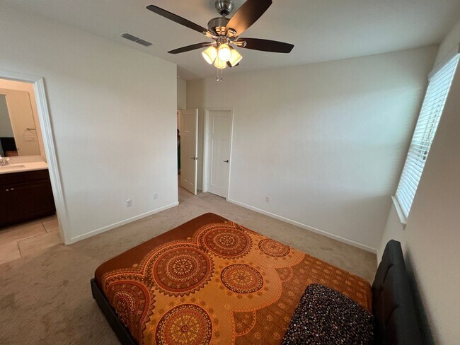 Building Photo - Gorgeous 4 Bedroom Broadstone Home!