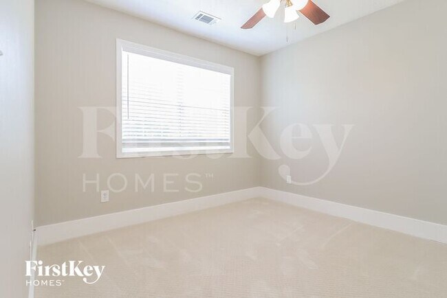 Building Photo - 265 Anita Dr