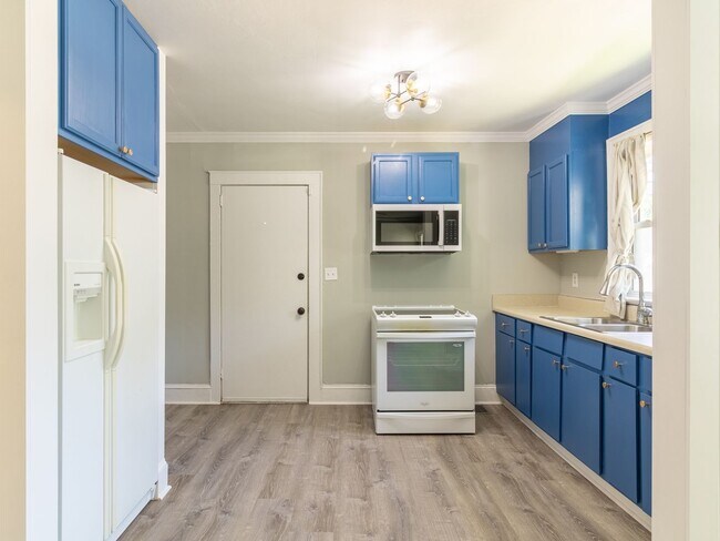 Building Photo - $400 Off first month rent.  Newly renovate...