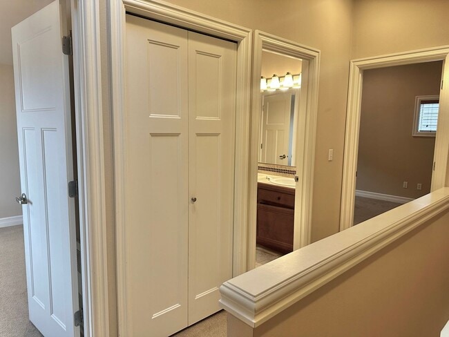 Building Photo - Lovely 3 bed townhome in desired Licton Sp...