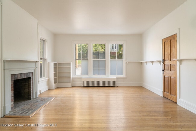 Building Photo - 267 Main St