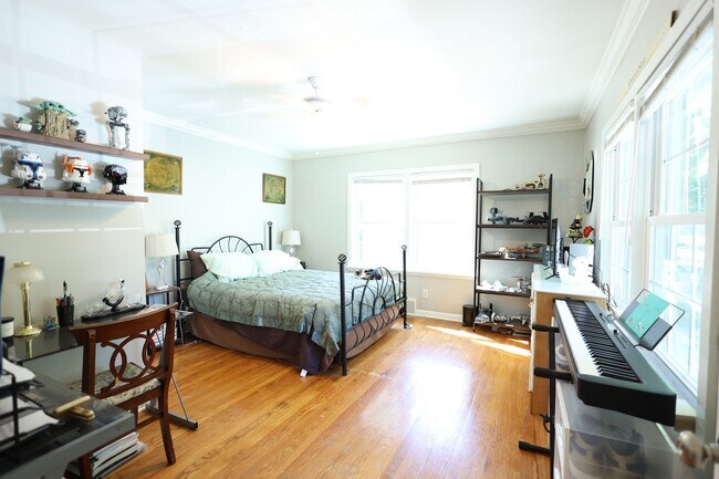 Building Photo - Beautifully Updated 4 bed house w/ fully f...
