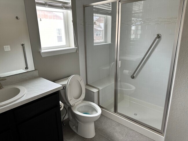Upstairs guest bath - 17451 Leisure Lake Dr