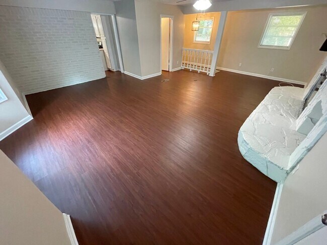 Building Photo - Renovated 3BR Ranch w/Basement