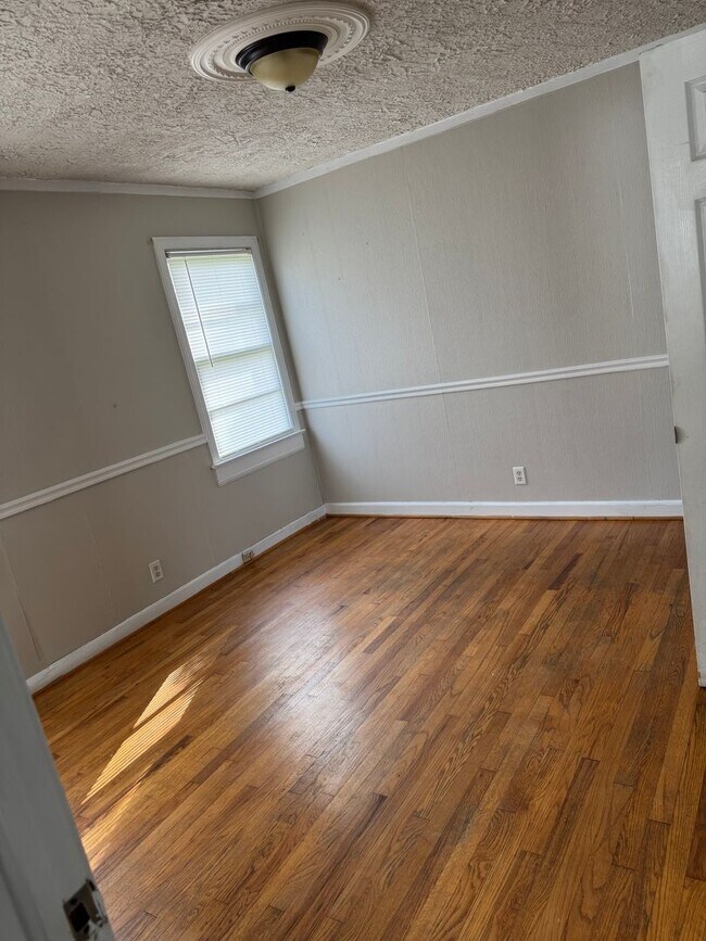 Building Photo - 320 W 41st St