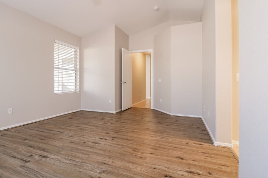 Building Photo - 72 N Cholla St