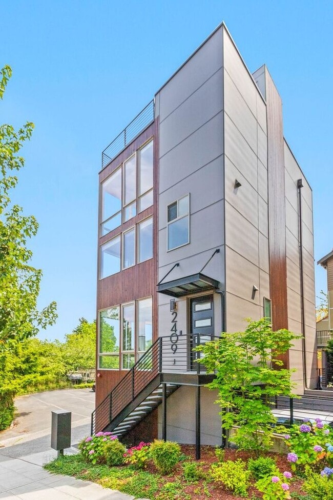 Building Photo - Stunning Ultra-Modern Capitol Hill View Home with Air Conditioning