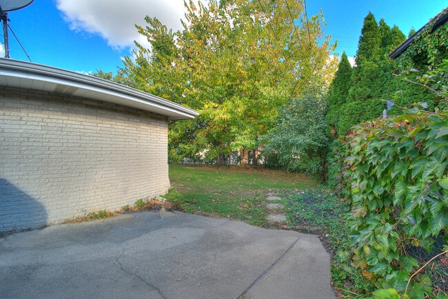 Building Photo - 10001 S Komensky Ave