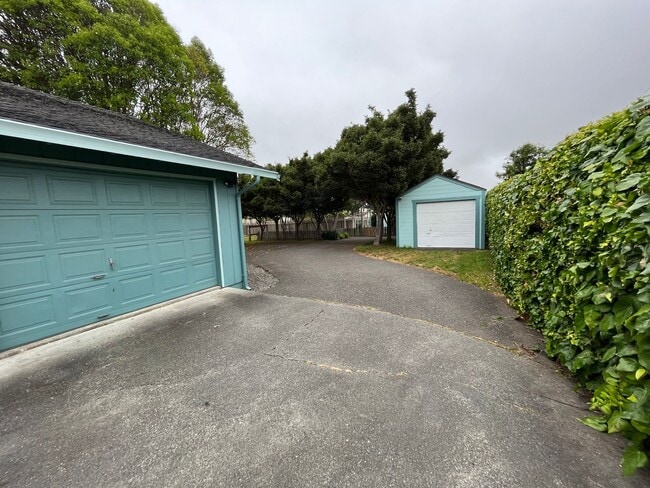 Building Photo - 3361 Edgewood Rd