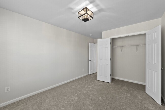 Building Photo - Embrace Elegant Living in Gainesville!