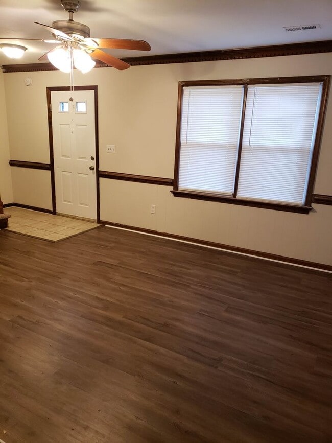 Building Photo - Lovely 3 bedroom Townhouse Available